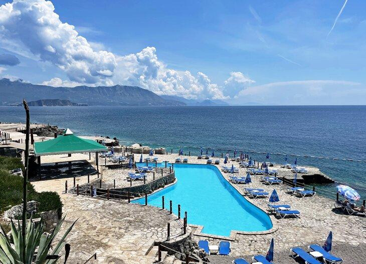 Der Pool am Ploče Strand