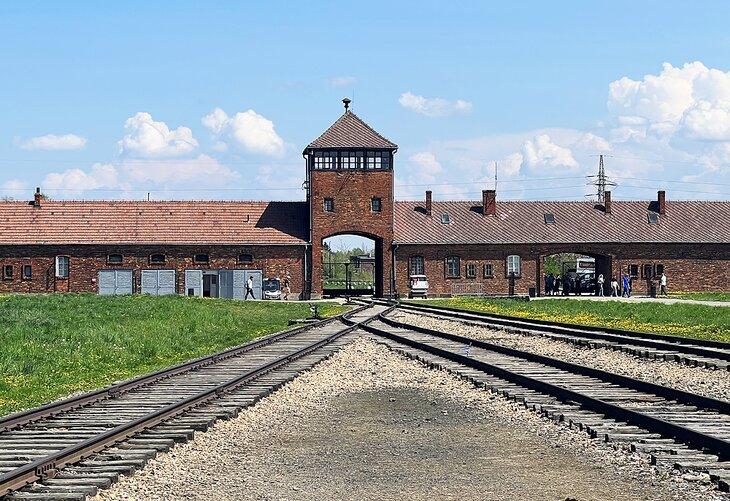 Vías del tren en el campo de concentración de Auschwitz