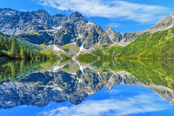 Montañas reflejadas en el Lago Morskie Oko