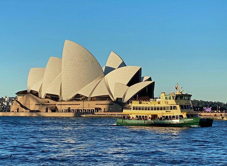 Ferry navegando junto a la Ópera de Sídney