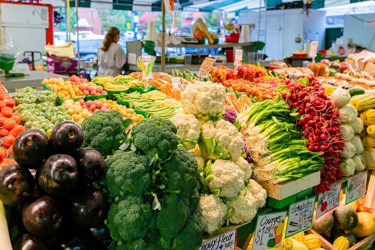 Verduras frescas a la venta en el Mercado Atwater