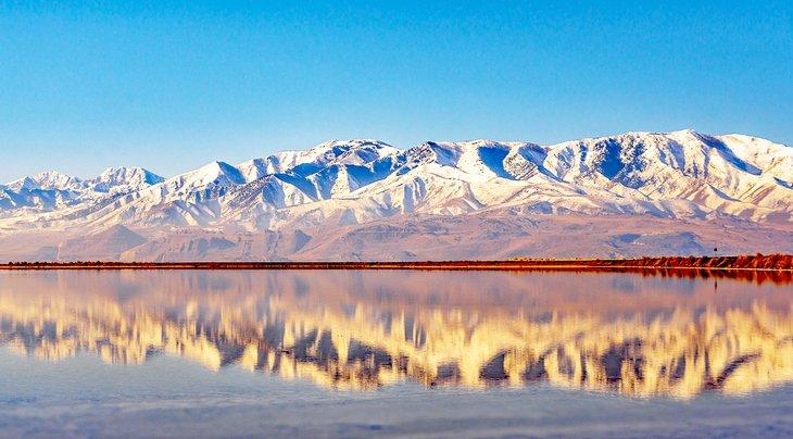 Montañas cubiertas de nieve reflejadas en el Gran Lago Salado