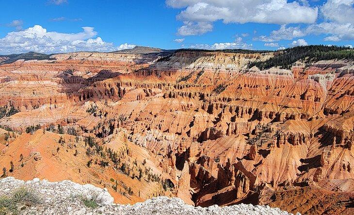 Vista sobre el Monumento Nacional Cedar Breaks desde cerca del Centro de Contacto para Visitantes