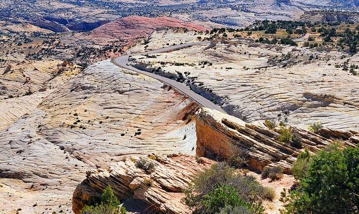 Un mirador que mira sobre una carretera a través del Monumento Nacional Grand Staircase-Escalante