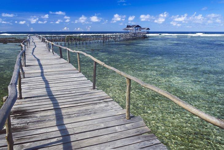 Holzsteg für Surfer zum Zugang zum Cloud 9 Surf Break auf Siargao Island