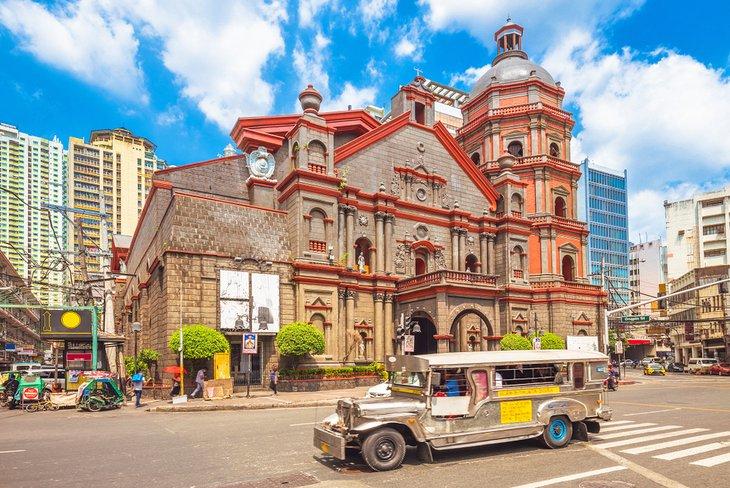 Jeepney vor der Minor Basilica von Saint Lorenzo Ruiz, Manila