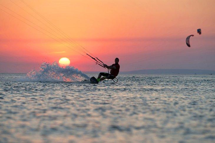 Kiteboarding al atardecer