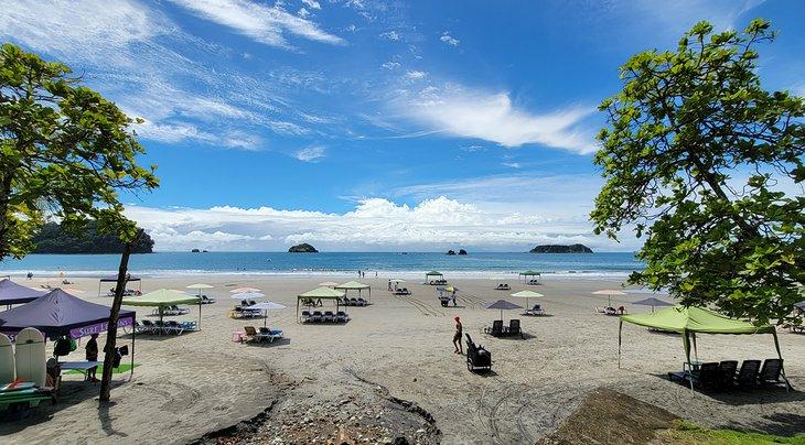 Playa Espadilla frente al pueblo de Manuel Antonio