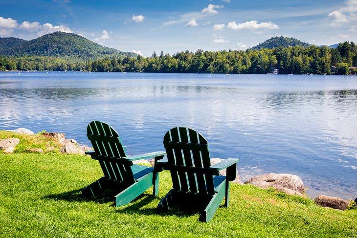 Sillas Adirondack mirando sobre Mirror Lake en Lake Placid