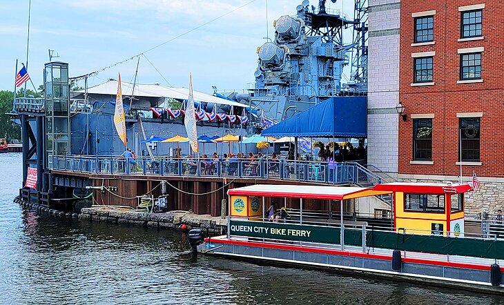 Ferry de bicicletas Queen City y un restaurante en Canalside