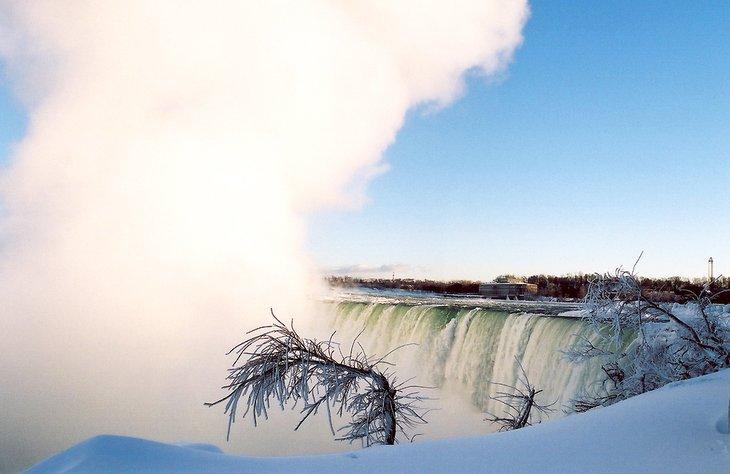Cataratas del Niágara en invierno en un día frío