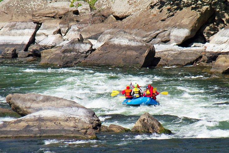 Rafting en aguas bravas en el New River, Virginia Occidental