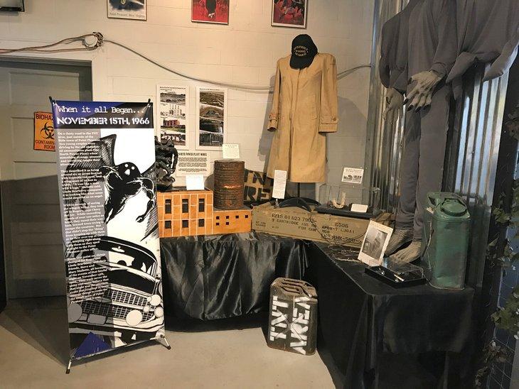 Exhibición dentro del Museo Mothman