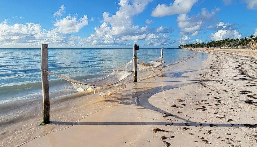 Hamacas en una playa en Punta Cana