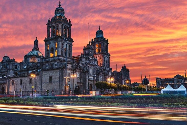 Amanecer sobre la Catedral Metropolitana en Ciudad de México