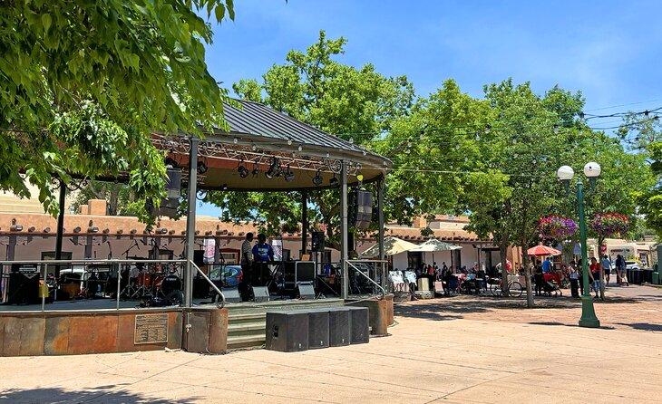 Una banda preparándose en la Plaza de Santa Fe