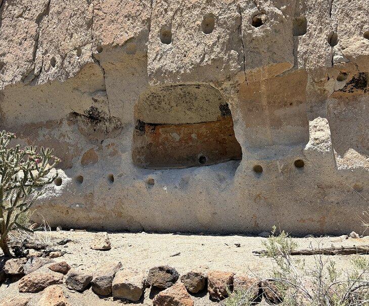 Detalle de una pared de roca en el Monumento Nacional Bandelier