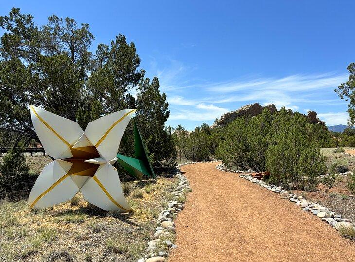 Un sendero y obra de arte en Origami en el Jardín