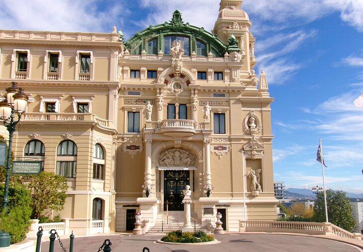 Vista lateral de la fachada de la Ópera de Monte-Carlo