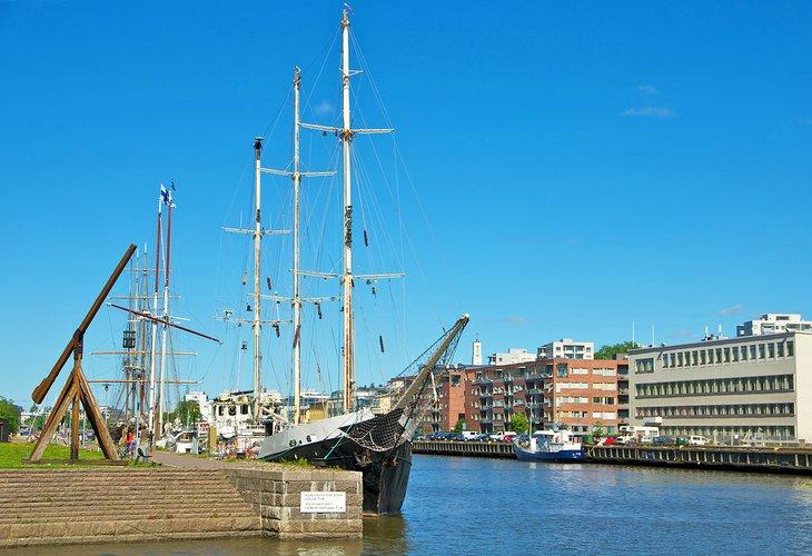 Barcos altos amarrados en el Río Aura en Turku