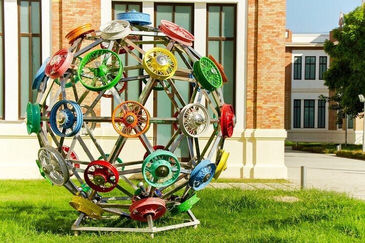 Skulptur vor dem Automobil- und Mode-Museum in Malaga