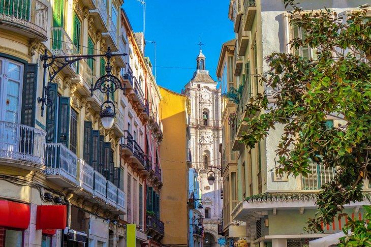 Calle en el Casco Antiguo que lleva a la Iglesia de San Juan Bautista