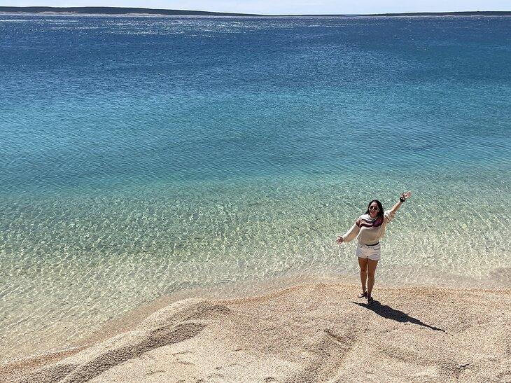 Autora Meagan Drillinger en la Playa Simuni