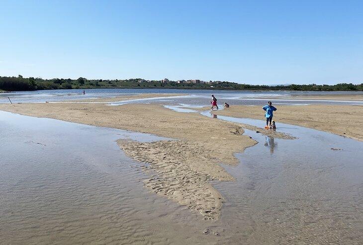 Niños jugando en la Laguna Ninska