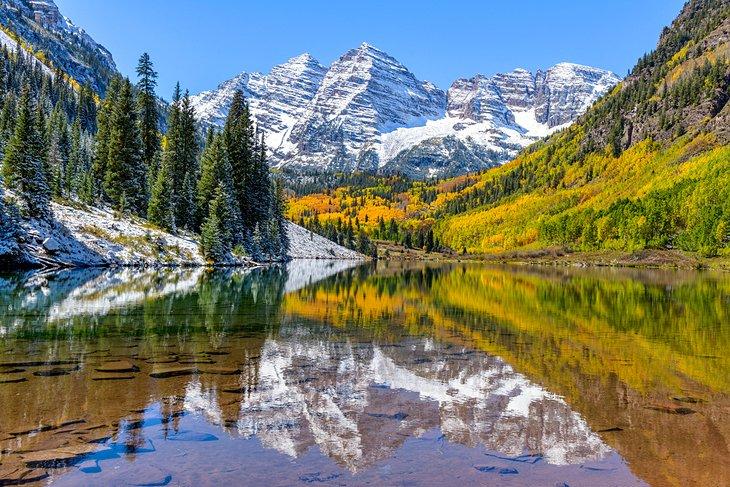 Les Maroon Bells enneigés près d'Aspen