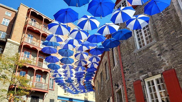 Parasols sur la Rue du Cul de Sac