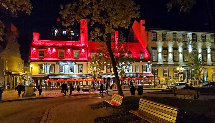 Restaurants en face du Château Frontenac la nuit