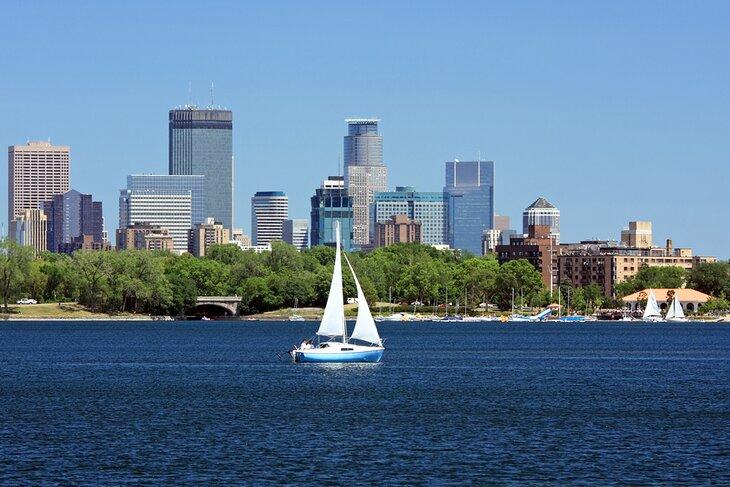 Segelboot vor der Skyline von Minneapolis