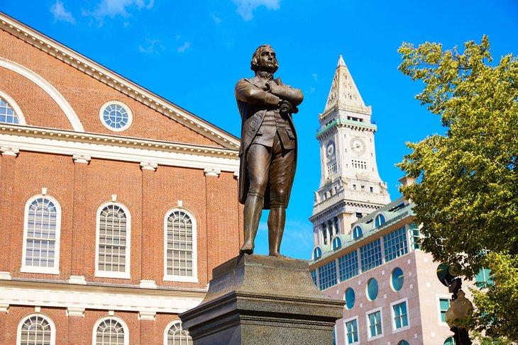 Statue de Samuel Adams près de Faneuil Hall sur le Freedom Trail à Boston