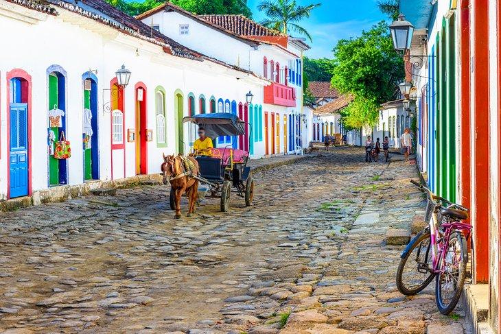 Pflastersteingepflasterte Straßen und bunte koloniale Architektur in Paraty