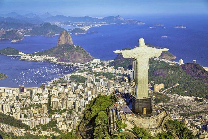 Ausblick auf die Baía de Botafogo und die Christus-Statue