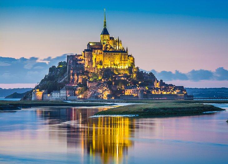 Mont Saint-Michel in der Dämmerung