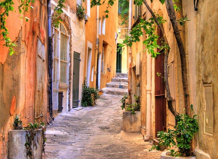 Straße in der Altstadt von Saint-Tropez