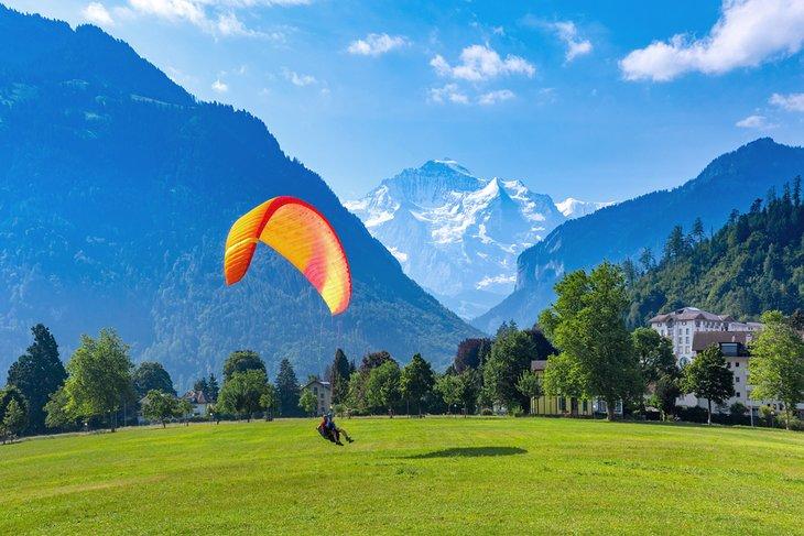Atterrissage de parapente au parc Höhematte à Interlaken