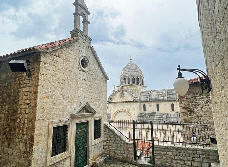 Una escena de la ciudad en Sibenik