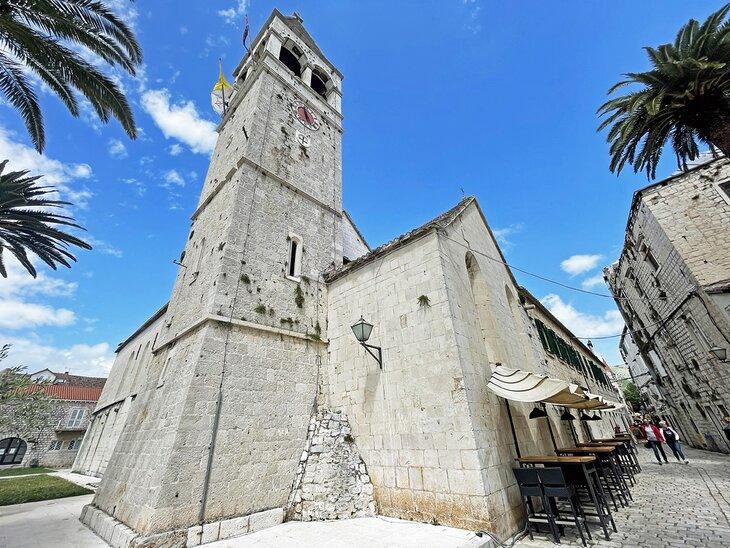 Mesas junto al Monasterio de San Domingo