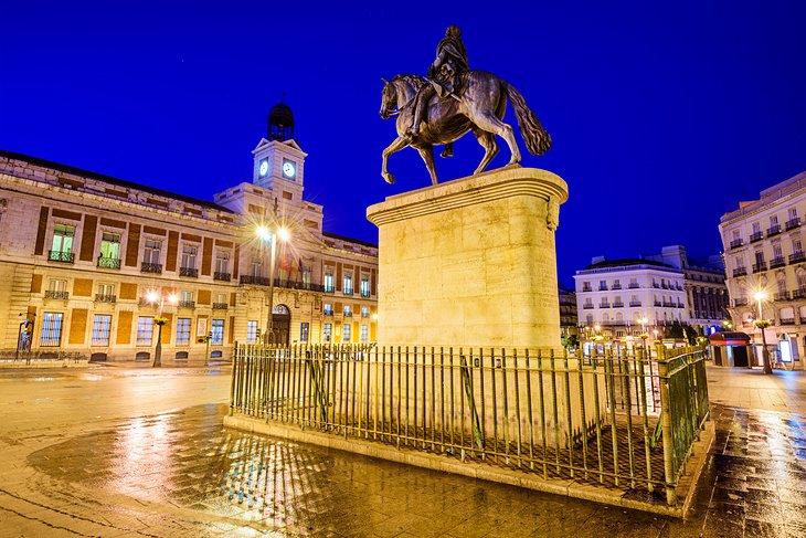Puerta del Sol: El Corazón de la Ciudad