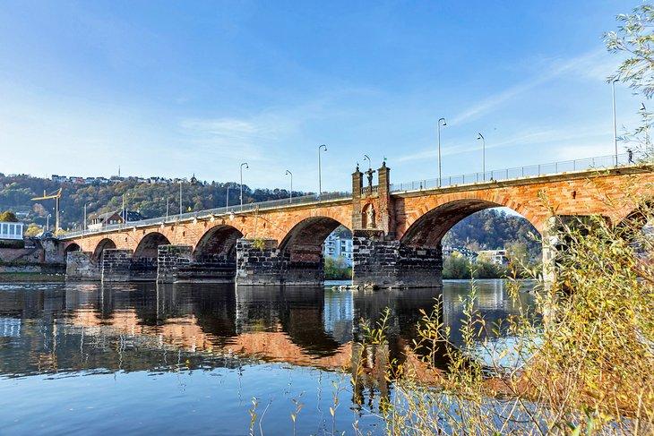 El Antiguo Puente Romano (Römerbrücke) en Trier