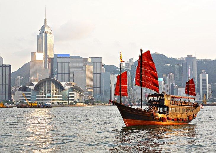 Ein Touristen-Junk im Victoria Harbour, Hongkong