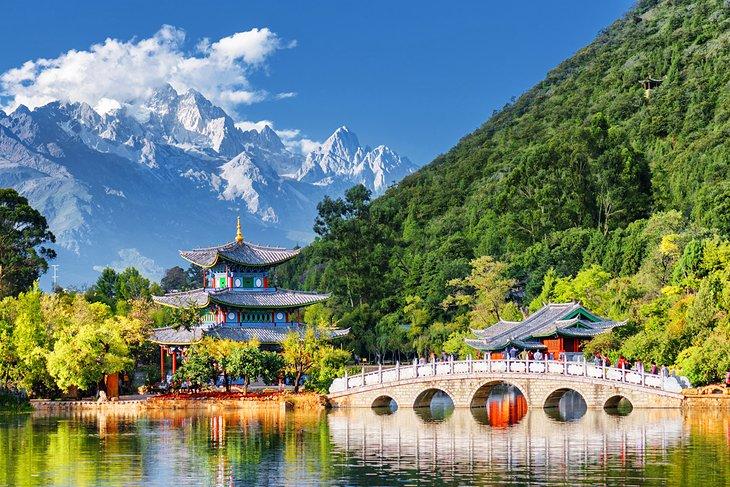 Pavillon Mondumarmung mit Jade-Drachen-Schneeberg im Hintergrund