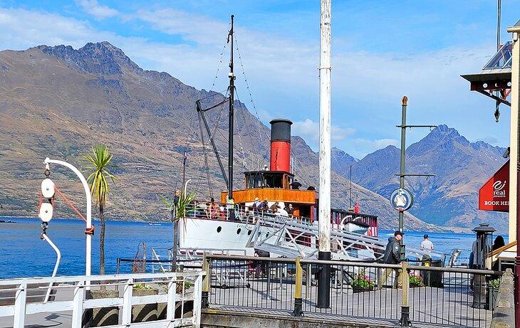 Dampfschiff am Dock in Queenstown