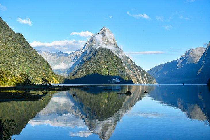 Ein klarer Tag in Milford Sound