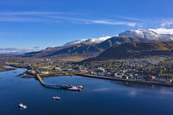 Vista aérea de Fort William y el Ben Nevis cubierto de nieve