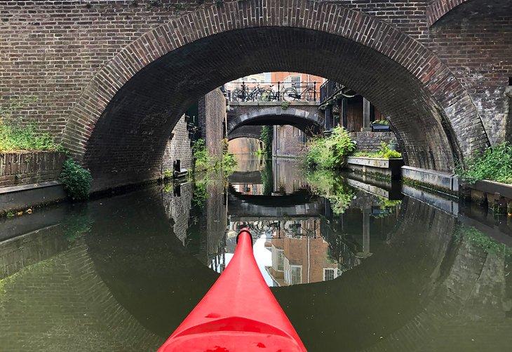 Kayaking a lo largo de un canal en Utrecht
