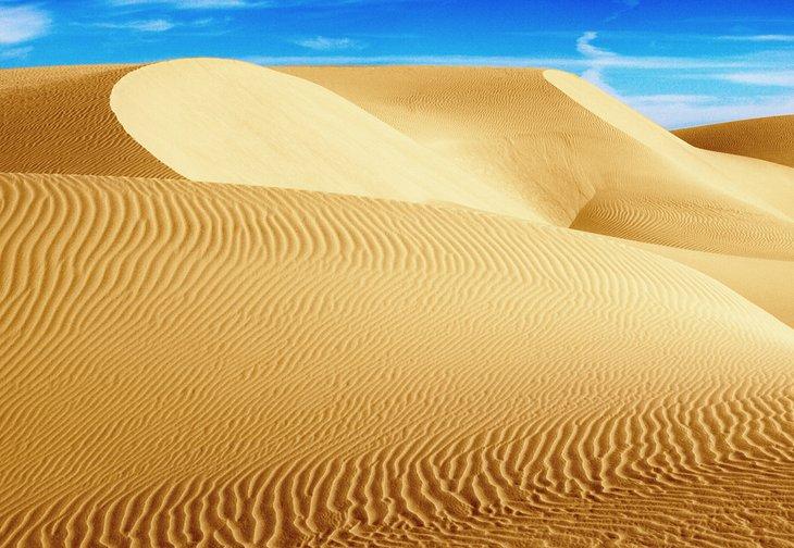 Dunes de sable du désert du Sahara en Égypte occidentale
