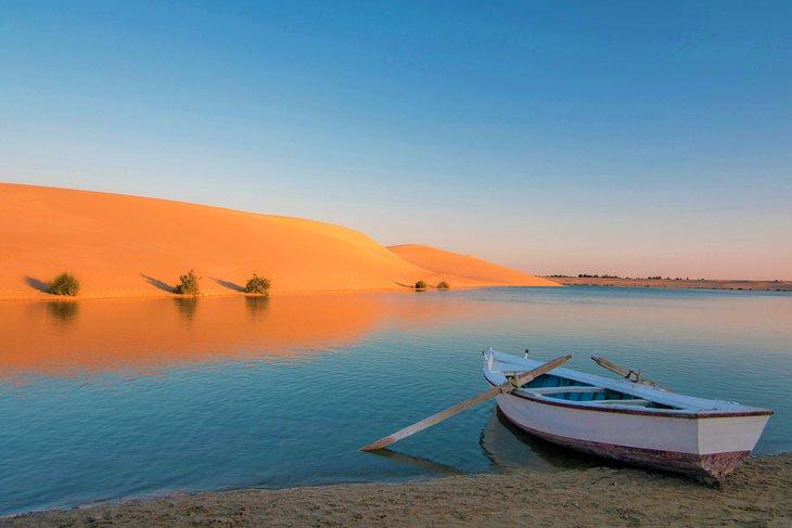 Bateau et dunes de sable au Lac Magique de Fayoum